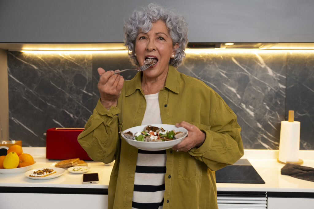 mulher-idosa-desfrutando-de-um-prato-caseiro-e-saudavel-Reeducacao-alimentar-scaled